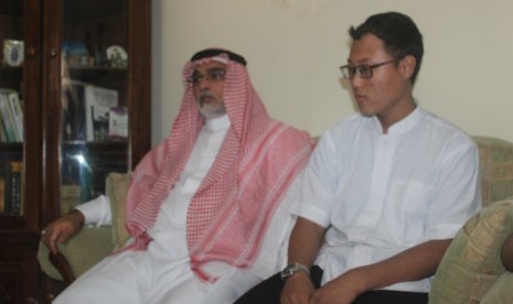 Dubes Arab Saudi untuk Indonesia Syekh Usamah Bin Muhammad al Shu’aibi  (kiri) dan putra almarhum Damanhuri Zuhri, Faiz Madani yang juga seorang hafizh Alquran 30 juz.  