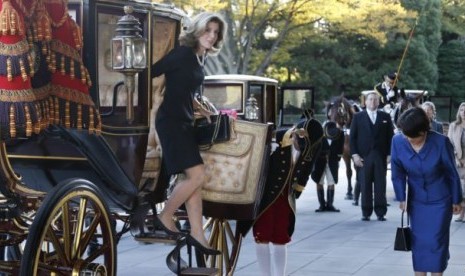 Dubes AS Caroline Kennedy keluar dari kereta untuk bertemu Kaisar Akihito di istana Kaisar di Tokyo