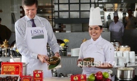 Dubes AS Rober O Blake Jr saat demo masak menggunakan kurma medjool di Double Tree Hotel, Selasa (31/5).