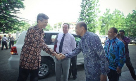 Dubes AS untuk Indonesia Robert O Blake Jr bersalaman dengan Rektor UMM Muhadjir Effendy.