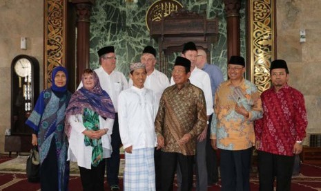 Dubes Australia untuk Indonesia Paul Grigson dan  rombongan senator Australia berfoto bersama Ketua Dewan Pengurus Masjid Agung Sunda  Kelapa (MASK) H M Aksa Mahmud dan imam rawatib MASK di ruang ibadah utama MASK Jakarta, Selasa (29/9).