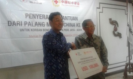 Dubes Cina Xie Feng menyerahkan bantuan untuk gempa Aceh,  Selasa (13/13). 