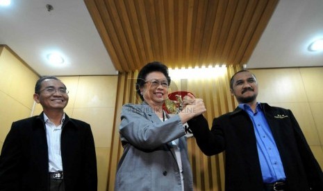  Dubes Filipina untuk Indonesia Maria Rosario Claudio Aguinaldo (tengah) dan Ketua KPK Abraham Samad (kanan) bersalaman disaksikan Wakil Pimpinan KPK Adnan Pandu Praja (kiri), usai memberikan keterangan pers terkait pemberian penghargaan Ramon Magsaysay Aw