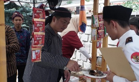 Dubes Indonesia untuk Turki, Lalu Muhammad Iqbal, memperingati kemerdekaan dengan menjadi penjual nasi angkirng di Ankara, Turki.