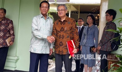 Dubes Jepang untuk Indonesia Masafumi Ishii bersama  isteri bertemu dengan Gubernur DIY Sri Sultan Hamengku Buwono X di Gedhong Wilis Kepatihan Yogyakarta, Senin (20/11).