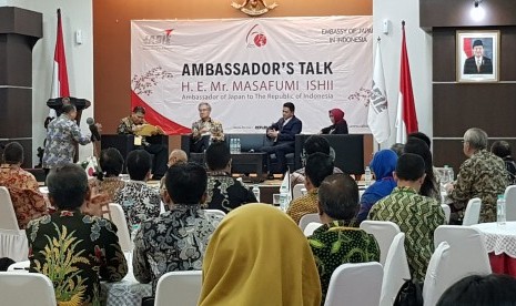 Dubes Jepang untuk Indonesia Masafumi Ishii menyampaikan materi pada diskusi Ambassador's Talk yang digelar IABIE di Jakarta, Sabtu (13/1).