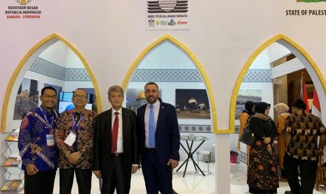 Dubes Palestina untuk Indonesia dan pejabat kementerian pariwisata Palestina mengunjungi booth NRA Group di Astindo Travel Fair yang digelar di Jakarta Convention Center (JJC), Jakarta, 22-24 Februari 2019.