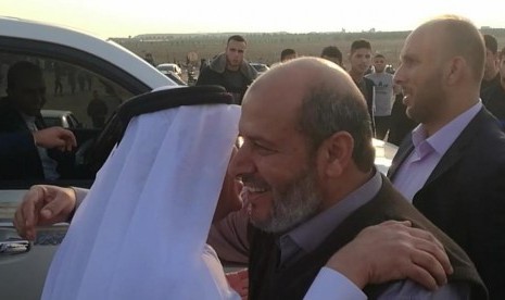 Dubes Qatar untuk Palestina al-Ummadi berpelukan bersama anggota Hamas