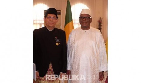 Dubes RI Dakar Mansyur Pangeran bersama Presiden Mali, Ibrahim Boubacar Keita.