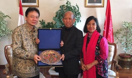 Dubes RI di Turki, Wardana (tengah)  bertukar cindera mata dengan Chairman Indonesian Islamic Travel Communication Forum (IITCF) Priyadi Abadi (kiri).