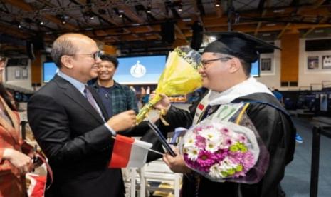 Dubes RI untuk AS, Rosan Roeslani menghadiri acara kelulusan program pascasarjana di Universitas Gallaudet Washington DC pada 12 Mei 2023. Terdapat 30 mahasiswa internasional dari 11 negara yang mengikuti wisuda.