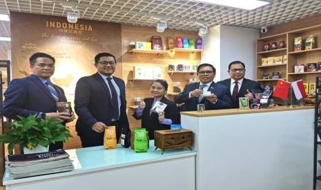 Dubes RI untuk China dan Mongolia Djauhari Oratmangun (kedua dari kanan) meresmikan Pojok Kopi di Shanghai, China, Rabu (20/1).