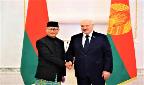 Dubes RI untuk Federasi Rusia dan Republik Belarus Jose Tavares (kiri) dan Presiden Republik Belarus Aleksandr Lukashenko, Kamis (30/9)