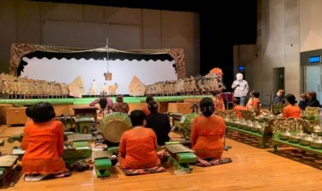 Dubes RI untuk Jepang Heri Akhmadi berikan sambutan ditengah pementasan wayang kulit Ki Dalang Rofit Ibrahim dengan iringan grup Gamelan Jepang Lambangsari di Tokyo Sabtu (12/6).