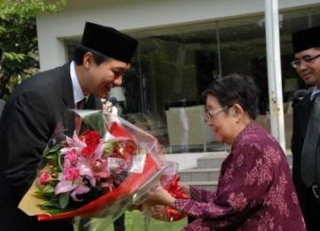 Dubes RI untuk Jepang, Muhammad Lutfi menerima karangan bunga dari perwakilan Japan Indonesia Association, usai upacara bendera memperingati Kemerdekaan RI, Rabu (17/8), di Tokyo.