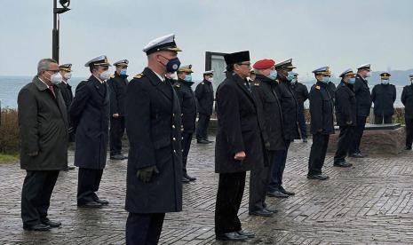 Dubes RI untuk Jerman Arif Havas Oegroseno (tengah) menghadiri upacara penghormatan terakhir kru KRI Nanggala-402 di Monumen Kapal Selam di kota Möltenort, Jerman, Kamis (29/4)..