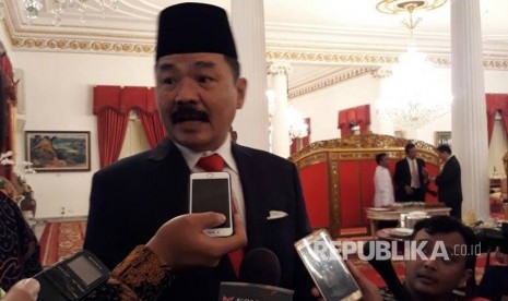 Dubes RI untuk Malaysia Rusdi Kirana memberikan keterangan pers seusai dilantik di Istana Negara, Kamis (18/5). 