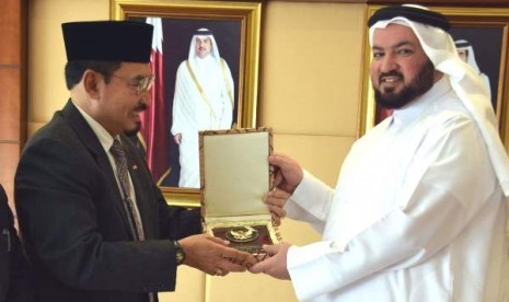 Dubes RI untuk Qatar Muhammad Basri Sidehabi (kiri) dan Menteri Urusan Islam dan Wakaf Qatar Ghaith bin Mubarak Alu Omran al-Kuwari (kanan)