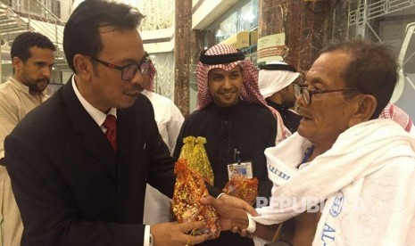 Dubes RI untuk Saudi Agus Maftuh Abegebriel sambut jamaah haji diiringi lantunan syair Thala'al Badru di Raudhah Makkah, Ahad (13/8).