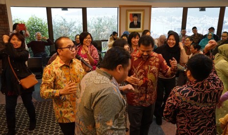 Dubes RI untuk Selandia Baru, Tantowi Yahya, menyanyikan sejumlah lagu untuk menghibur tamu undangan dalam acara Open House Lebaran di Wisma Duta Wellington pada Sabtu (8/6). 