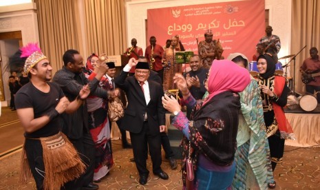 Dubes RI untuk Sudan dan Eritrea, Burhanuddin Badruzzaman (memakai jas dan peci hitam) menari bersama para penari di acara Gathering Friens of Indonesia. 