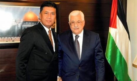 Dubes RI untuk Yordania Teguh Wardoyo (kiri) berfoto bersama Presiden Palestina Mahmoud Abbas (kanan) saat melakukan kunjungan di Kantor Kepresidenan, Amman, Yordania, Minggu (15/1). 