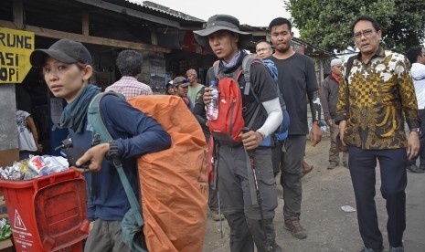 Dubes Thailand untuk Indonesia Songphol Sukchan (kanan) menjemput warganya yang terjebak di Gunung Rinjani di pintu pendakian Bawak Nao, Kecamatan Sembalun, Lombok Timur, NTB, Senin (30/7). Tim personel gabungan TNI, Polisi, SAR, Poster dan Paramedis mulai mengevakuasi 500 orang pendaki yang sebagian besar berasal dari Thailand dan Malaysia yang terjebak di sekitar Danau Segara Anak. 