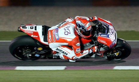 Ducati MotoGP rider Andrea Dovizioso of Italy rides his bike during the Qatar MotoGP Grand Prix at the Losail International circuit in Doha March 29, 2015.