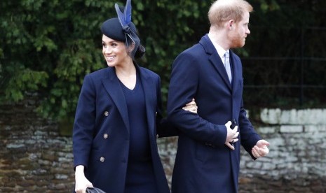 Duchess of Sussex Meghan Markle dan Pangeran Harry saat perayaan Natal di St Mary Magdalene Church di Sandringham, Norfolk, Inggris, Selasa (25/12).