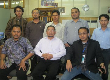 Duduk dari kiri, Irfan Junaidi (kepala Republika Online), Ismail Lapadi (manajer Radio Melayu IRIB), Gery Leo Nugroho (Detik.com) bersama kru Radio Melayu IRIB di Teheran