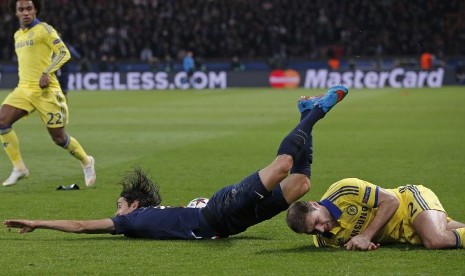 Duel Edinson Cavani (PSG) dan Branislav Ivanovic (Chelsea)