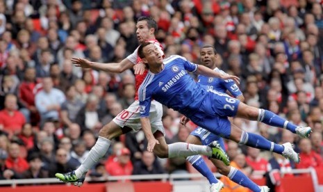 Duel Kapten, John Terry dan Robin Van Persie dalam duel di Emirates Stadium, Sabtu (21/4)