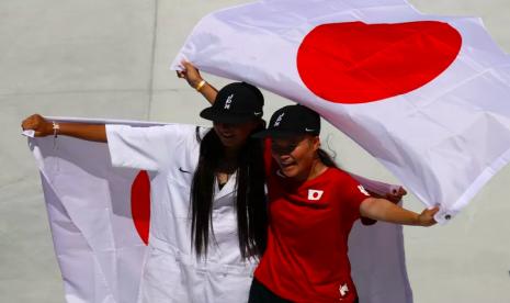 Duet Jepang Sakura Yosozumi dan Cocona Hiraki memenangkan medali emas dan perak skateboard Olimpiade Tokyo nomor park putri di Ariake Urban Sports Park, Tokyo, Jepang, 4 Agustus, 2021. 