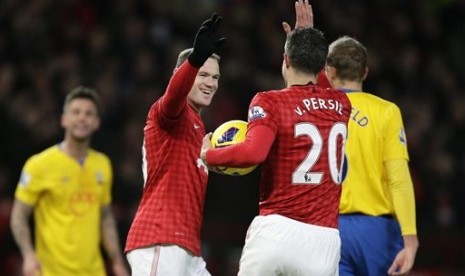 Robin van Persie dan Wayne Rooney (dua kiri)