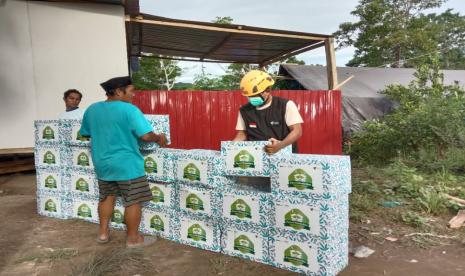 Duka masih dirasakan oleh saudara-saudara kita para penyintas di beberapa lokasi dampak dari bencana banjir Kalimantan Selatan dan gempa Sulawesi Barat pada Januari 2021 lalu. Dukungan masih mereka butuhkan, donasi pun terus bergulir. Salah satu ikhtiar Dompet Dhuafa bersinergi bersama BNI Asset Management dan IPOTFund terus mengajak masyarakat berbagi untuk menguatkan kembali mereka yang terdampak.