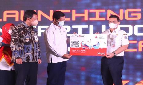 Dukung Digitalisasi Pelayanan Darah di Jakarta, Bank DKI bersama Palang Merah Indonesia (PMI) Provinsi DKI Jakarta luncurkan Kartu Donor Darah berbasis JakCard pada acara penutupan pelaksanaan kegiatan Bulan Dana Tahun 2021 sekaligus Launching Digitalisasi Pelayanan Darah pada Unit Donor Darah PMI Provinsi DKI Jakarta di Jakarta, (22/12). 