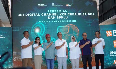 Dukung G20, BNI Digital Channel KCP Crea Nusa Dua dan SPKLU Resmi Dibuka -- (ki-ka) Pemimpin Wilayah 08 I Gusti Nyoman Dhama Putra, SEVP Bisnis Digital BNI Rian Kaslan, Direktur Distribusi PLN Adi Priyanto, Direktur Utama BNI Royke Tumilaar, Direktur Consumer Banking BNI Corina Leyla Karnalies, Deputi Direktur Pengawasan LJK 2 dan Perizinan OJK Regional 8 Bali dan Nusa Tenggara Yan Jimmy Hendrik Simarmata, dan Direktur Network dan Services BNI Ronny Venir dalam acara peresmian BNI Digital KCP Crea Nusa Dua dan SPKLU di Nusa Dua - Bali, Jumat (4/11/2022).  Langkah strategis BNI ini bertujuan untuk membangun daerah Nusa Dua yang tengah menyambut perhelatan Konferensi Tingkat Tinggi (KTT) G20 yang akan digelar di Bali 15-16 November 2022 mendatang.