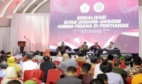 Dukung pengesahan Kitab Undang-Undang Hukum Pidana (KUHP), MAHUPIKI mengadakan acara sosialisasi KUHP baru di Hotel Mercure Pontianak City Center, Pontianak, Rabu (18/1/2023).Akademisi pastikan KUHP baru perwujudan reformasi sistem hukum pidana nasional