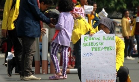 Dukungan Aksesi FCTC: Mahasiswa BEM IM FKM UI menggelar aksi dukungan percepatan aksesi Framework Convention on Tobacco Control (FCTC) untuk Indonesia, Jakarta, Ahad (25/5). Aksi tersebut sebagai langkah dukungan pada pemerintah untuk segera aksesi FCTC, s