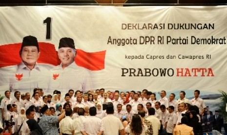 Dukungan anggota Fraksi Partai Demokrat kepada pasangan Prabowo-Hatta di Jakarta, Senin (16/6).