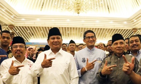 Dukungan API untuk Prabowo-Sandi. Calon Presiden dan Wakil Presiden nomor urut 02 Prabowo Subianto (kedua kiri) dan Sandiaga Uno (kedua kanan) serta Dewan Penasehat Badan Pemenangan Nasional Amien Rais (kanan) berfoto bersama saat konsolidasi nasional Aliansi Pencerah Indonesia (API) bersama eksponen Muhammadiyah di Jakarta, Minggu (3/3/2019). 