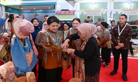 Dukungan Ibu Iriana Joko Widodo terhadap Usaha Mikro Kecil Menengah (UMKM) ditunjukkan saat menghadiri Dewan Kerajinan Nasional (Dekranas) Expo Tahun 2024 di Pamedan Pura Mangkunegaran, Surakarta, 16 Mei 2024. Ibu Iriana Jokowi bersama Ibu Wury Maruf Amin bahkan singgah ke stand UMKM mitra binaan Pertamina dan membeli batik dan gelang.