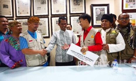  Dukungan:  Ketua  Gerakan Para Pendongeng Untuk Kemanusiaan (Geppuk) Ahmad Fauzan (ketiga dari kanan) menyalami Pemimpin Redaksi Republika, Nasihin Masha, (tengah) di Kantor Redaksi Republika, Kamis (5/2). 