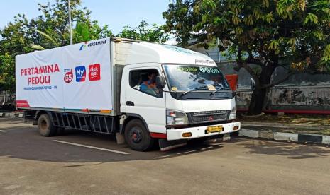 Dukungan Pertamina yang cukup besar terlihat pada penanganan di sektor kesehatan. Melalui anak usaha PT Pertamina Bina Medika, Pertamina membangun rumah sakit modular di lapangan bola Simpruk dan menyediakan 7 (tujuh) Rumah Sakit Pertamina menjadi RS Rujukan Covid 19 yang tersebar di berbagai wilayah operasi. Untuk membantu Pemerintah dalam penanggulangan penyebaran virus, Pertamina Group juga memberikan bantuan kepada masyarakat mulai dari Alat Perlindungan Diri, Masker, Sarung Tangan, Face Shield, Disinfectan Chamber, Ventilator, Thermo Gun, Rapid Test, Wastafel Portabel hingga paket makanan dan sembako.