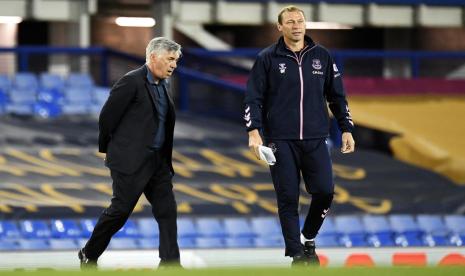 Duncan Ferguson (kanan) bersama pelatih Everton Carlo Ancelotti.