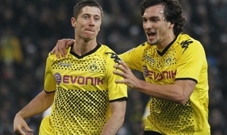 Duo andalan Borussia Dortmund, Robert Lewandowski (kiri) dan Mats Hummels (kanan).