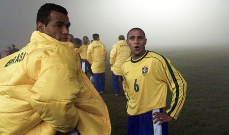 Duo legenda Timnas Brasil, Cafu dan Roberto Carlos.