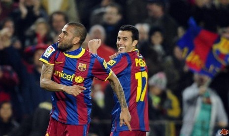 Duo pemain Barcelona yang diincar Arsenal, Dani Alves dan Pedro Rodriguez.