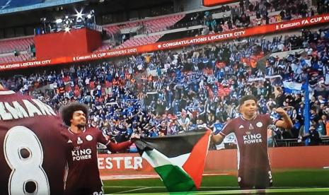 Duo pemain Leicester City, Hamza Choudhury dan Wesley Fofana mengibarkan bendera Palestina di Stadion Wembley, London, Inggris, Ahad (16/5) dini hari WIB.