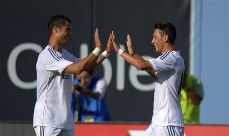 Mantan duo Real Madrid, Cristiano Ronaldo dan Mesut Oezil.